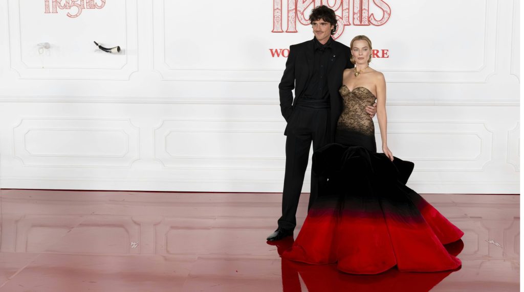 Margot Robbie y Jacob Elordi en el estreno de Cumbres Borrascosas.. Alt: Margot Robbie y Jacob Elordi en el estreno de Cumbres Borrascosas.